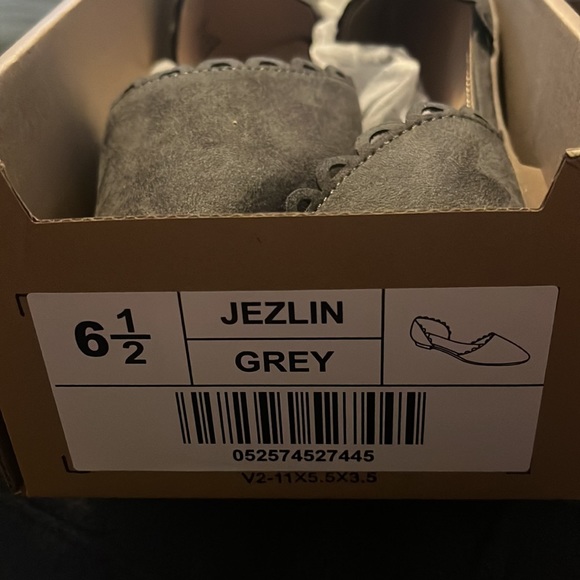 Journee Collection Jezlin Flat - Picture 3 of 3